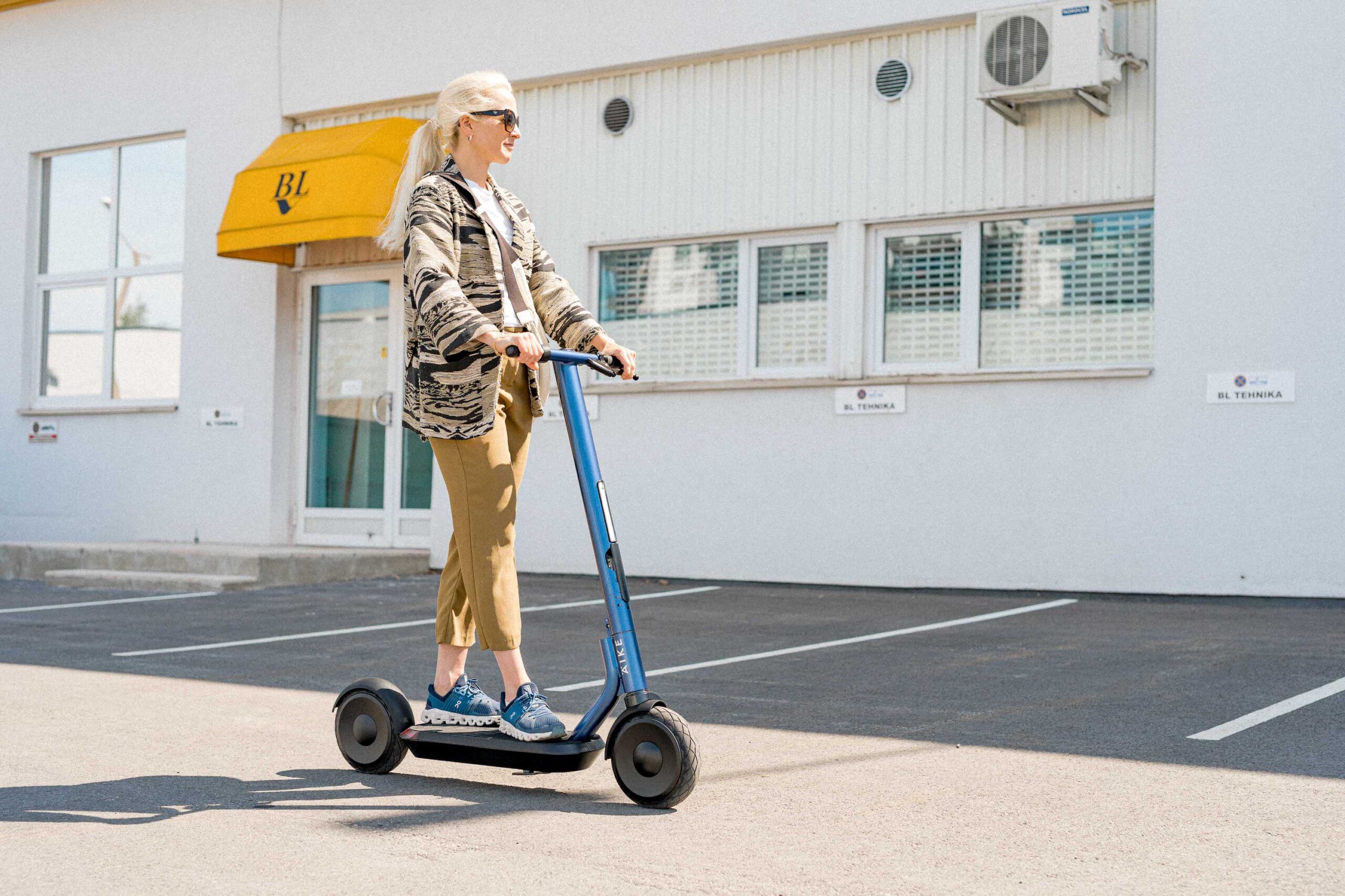 Electric Scooter Dilemma: Pros & Cons of Renting vs. Owning 